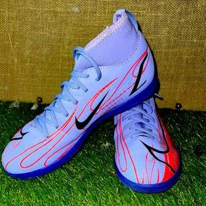 Purple inside soccer shoes. In great condition, only worn 2 times.